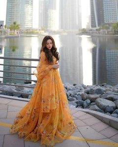 Lehenga Choli de seda y Georgette exclusivo de alta calidad para mujer, nuevo estilo largo de trabajo de bordado pesado para fiestas de boda - Product Image 5