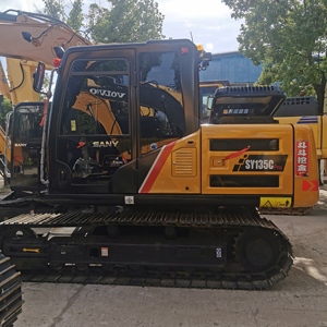 Excavatrice sur chenilles hydraulique compacte Sany SY135C de 13,5 tonnes, d'occasion et bien entretenue, en stock pour la construction - Product Image 1