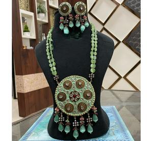 Ensemble de collier et de boucles d'oreilles de qualité supérieure traditionnel plaqué or avec pierres Kundan pour collection de vêtements de mariage pour femmes - Product Image 1