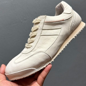 รองเท้ากีฬาลำลองแฟชั่นสำหรับผู้หญิง รองเท้าผ้าใบทันสมัยสำหรับเดิน วิ่ง กิจกรรมกลางแจ้ง ดีไซน์ระบายอากาศได้ดีและสวมใส่สบาย - Product Image 2