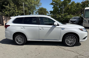 Mitsubishi Outlander Híbrido Enchufable SEL S-AWC USADO de 2022 - Product Image 2
