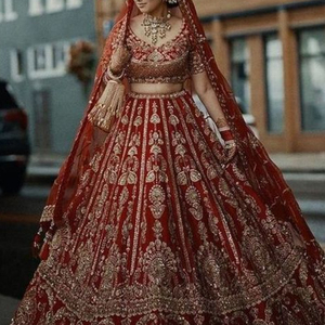 Vestido de diseñador para mujer Lehenga Choli con bordado pesado Nueva blusa de seda de trabajo Dabka adornada con piedras de cuentas de cristal - Product Image 1