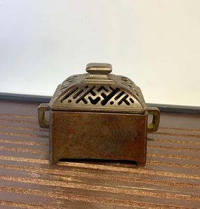 Quemador de Incienso Bakhoor Clásico de Latón con Tapa, Artesanía Tradicional Árabe Religiosa, 100% Natural y Duradero para Amantes de las Fragancias para el Hogar - Product Image 1