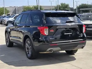 Ford Explorer XLT SUV 2024 con Volante a la Izquierda, Asientos de Cuero, Neumáticos R19 y Techo Panorámico - Product Image 4