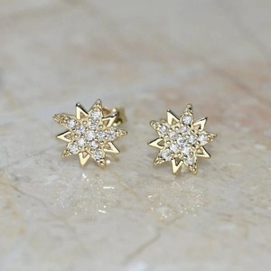 Boucles d'oreilles délicates en forme d'étoile avec diamants en moissanite VVS de 8 mm, plaquées or, argent 925 pour femmes, bijoux fins de luxe - Product Image 1