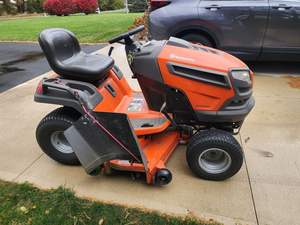 Tondeuse à gazon Husqvarna YTH24V48LS 2009, tondeuse rotative avec système audio haut de gamme, livraison rapide et satisfaction garantie - Product Image 4