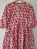 Robe patineuse florale fraise de qualité supérieure, style doux, col rond, taille naturelle avec détail à volants, lavable pour les mariages