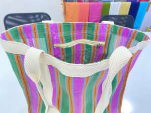 Bolsa de compras de nailon con cremallera reutilizable ecológica RPET bolsas de playa de plástico recicladas tejidas a rayas hechas en India - Product Image 3
