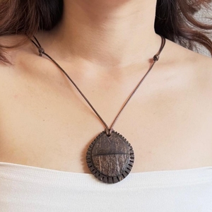 Colección de collares con colgante de concha de coco de estilo étnico artesanal de elegancia ecológica, accesorios de moda ecológicos de Indonesia - Product Image 3