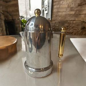 Pichet à eau élégant en acier inoxydable du milieu du siècle avec belle poignée de couleur dorée - Product Image 5