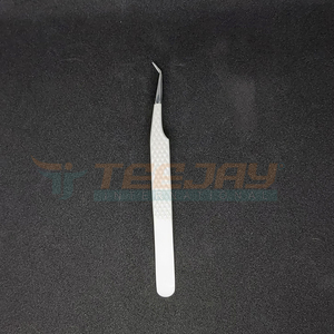 Pince à épiler professionnelle de précision TEEJAY, couleur blanche, poignée diamantée, pointe lisse, acier inoxydable, angle de 45 degrés - Product Image 4