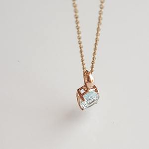Pendentif en or massif 14 carats en forme de coussin avec aigue-marine, pierre de naissance de mars, collier de luxe romantique minimaliste fait main, cadeau pour elle, OEM - Product Image 2
