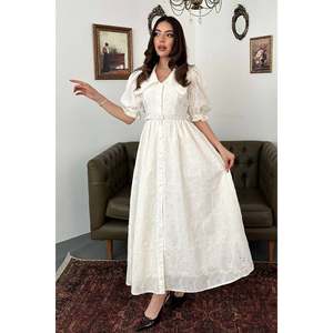 Robe blanc cassé avec détails en dentelle et manches bouffantes. - Ecru - Product Image 2