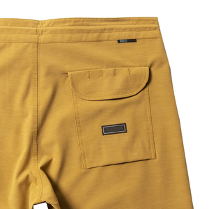 Maillot de bain de couleur unie pour hommes Short de bain à séchage rapide jaune moutarde avec cordon de serrage à la taille Vêtements de plage personnalisés pour le surf d'été - Product Image 4