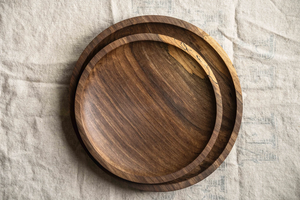 Assiette en bois naturel fabriquée à la main pour le service et la décoration de la salle à manger en teck d'érable massif par Crescent Crafts - Product Image 3