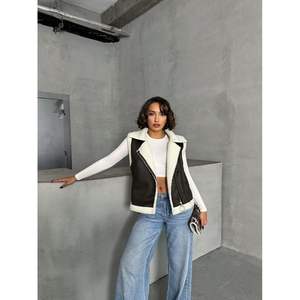 Chaleco de Mujer con Cuello de Gamuza y Forro de Piel, Producto al por Mayor - Product Image 4