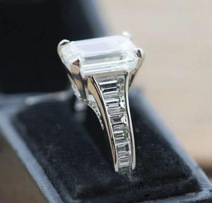 Anillo de Compromiso y Boda de Plata de Ley con Moissanita Cultivada en Laboratorio de Corte Esmeralda de 2.50 CTW, Engaste de Canal, Diamante CVD, Joyería Fina Elegante - Product Image 2