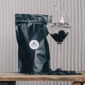 หินชุงไกต์ขนาด 0.39-1.18 นิ้ว (10-30 มม.) ต่อชิ้น น้ำหนัก 1.98 ปอนด์ (450 กรัม) ในบรรจุภัณฑ์แบรนด์ - Product Image 1