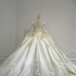 XS267 Elegante Vestido de Novia Moderno con Cuello en V, Color Marfil, Satén, Bordado de Encaje, Estilo Princesa, con Cola Capilla, Flores y Cristales - Product Image 6