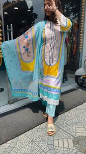 Ensemble de fête exclusif entièrement cousu longueur genou haut bas Dupatta miroir d'impression numérique lourd travail manuel pour femme de bureau - Product Image 4