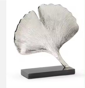 Sculpture décorative d'oiseaux et de fleurs pour la maison au design unique avec socle en marbre pour le dessus de table. - Product Image 5
