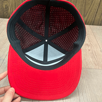 Bordado personalizado 7 Panel de ala plana rojo poliéster impermeable Gorras Laser Cut Hole Snapback Gorras Sombreros con logotipo personalizado