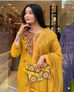 Elegante conjunto de pantalones Kurti para mujer Dupatta con trabajo de hilo de mano detallado y secuencia Ideal para trajes de fiesta tradicionales - Product Image 4