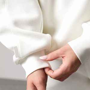 Conjunto Deportivo de Invierno para Mujer con Logotipo Personalizado, Corte Regular, Felpa, Manga Raglán, Cuello Redondo, Puños Elásticos, Pantalones Deportivos con 2 Bolsillos Laterales - Product Image 6