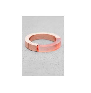 Ensemble élégant de ronds de serviette en résine et bois pour décoration de table à manger de ferme rustique avec une touche boho moderne - Product Image 1