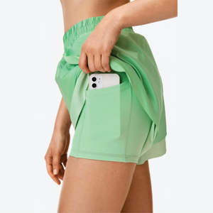 กางเกงขาสั้นเอวสูงสำหรับผู้หญิงกางเกงขาสั้นผ้าโพลีเอสเตอร์รีไซเคิล100% มีกระเป๋าโลโก้แบบเซ็กซี่ระบายอากาศได้ดีแห้งเร็ว - Product Image 4