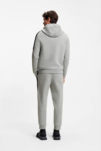 Chándal personalizado para hombre, diseñado para marcas de ropa deportiva y de estilo de vida, que ofrece opciones de venta al por mayor y de marca privada. - Product Image 3