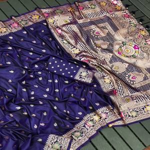 ผ้าซิ่นไหมบาแนรัสแบบนุ่ม VASTRA COTTAGE พร้อมลายปักซารีแบบมีนาการี ผ้าปาลูมีนาการีแบบหรูหรา พร้อมพู่ห้อย ชุดเสื้อผ้าสำหรับผู้หญิง สำหรับงานเทศกาลและงานแต่งงาน - Product Image 1