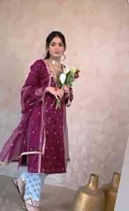 Costumes en soie pour femmes indiennes brodées à la main non cousues de créateur moderne pour les fêtes de style traditionnel - Product Image 3