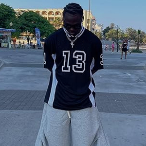 เสื้อฟุตบอลตาข่ายแบบกำหนดเอง คอวีทรงโอเวอร์ไซส์ สไตล์เรโทร พิมพ์ลายดิจิตอลแบบระเหิด พร้อมโลโก้ ชื่อ และหมายเลข ผู้ผลิต - Product Image 1