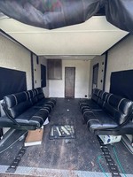 Mini camping-car forestier avec alimentation intégrée et espace de préparation, toilettes portables modernes, évier, miroir et armoire, avec garantie