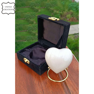Mayorista Fabricante de urnas de cremación de corazón de latón con soporte de madera Precios baratos para cenizas o decoración - Product Image 5