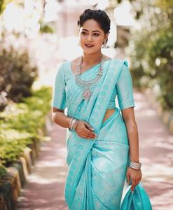 Sarees de Seda Jacquard Pesada de Lujo con Borde Dorado, Elegante Atuendo Tradicional Indio y Pakistaní - Product Image 4