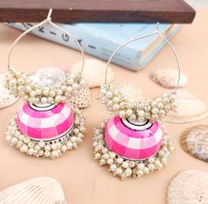 Pendientes Meenakari Jhumki chapados en oro de última moda, joyería india con gotas de perlas de trabajo esmaltadas para ropa informal y formal - Product Image 4