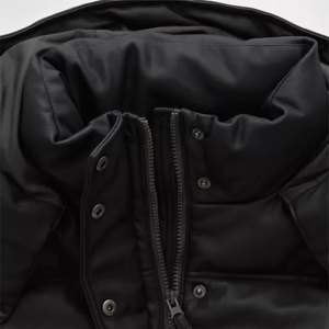 Gilet matelassé noir à capuche durable et léger pour femme | Design moderne pour les tenues d'hiver - Product Image 6