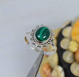 Bague fine classique en argent sterling 925 coupe ovale en malachite pour anniversaire de fiançailles ou fête pour de telles occasions - Product Image 1