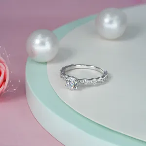 Bague de fiançailles classique solitaire SHREYA DIAM pour femme en argent 925 avec diamant de laboratoire taille brillant et pierres latérales en moissanite couleur D - Product Image 6