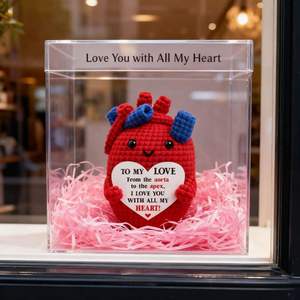 Poupée Cœur en Coton Faite au Crochet, Série Cartes Cadeaux Tissées, Cadeau Romantique et Emotionnel pour Couples, Saint-Valentin - Product Image 1