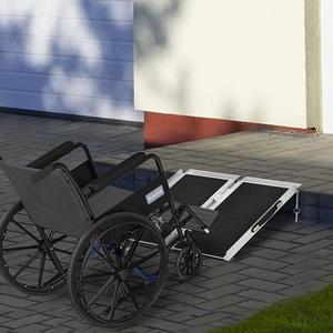 HOMCOM Rampe de fauteuil roulant pliable avec rails latéraux, alliage d'aluminium, 61x72 cm, argent et noir - Product Image 2