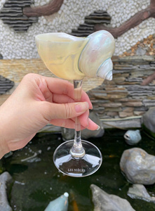 Verre à vin artisanal en coquillage offrant une texture organique et un design artistique pour la décoration de la table - Product Image 4