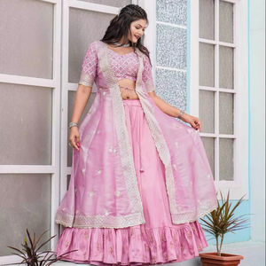 Ensemble Trio de Haute Qualité en Soie Rose Joya : Lehenga, Blouse Brodé(e) en Maslin et Veste Entièrement Cousue pour les Meilleures Fêtes et Mariages - Product Image 1