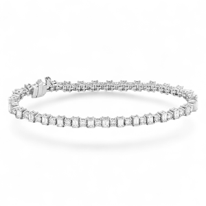 Brazalete de Estilo Moderno de Platino con Diamantes Baguette y Redondos Alternos - Product Image 1