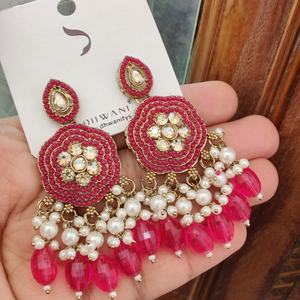 Hermosos pendientes Kundan de calidad superior, pendientes mínimos y de uso diario, pendientes tradicionales indios ligeros y cómodos - Product Image 1