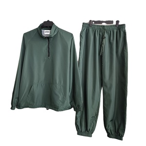 ชุดวอร์มกันลมสำหรับผู้ชาย ผลิตจากโพลีเอสเตอร์ เสื้อแจ็คเก็ตกันลมแบบสวมหัว ชุดกีฬา ชุดออกกำลังกาย เสื้อผ้าสตรีทแวร์ รับผลิตแบบ OEM ODM - Product Image 1