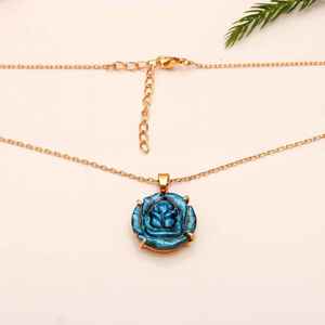 Pendentif de fleur rose Labradorite sculptée à la main 19 mm collier de pierres précieuses d'énergie de guérison cadeau de demoiselle d'honneur - Product Image 4