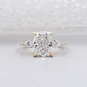 Anillo de Diamantes con Corte Cojín de 3 Piedras y Piedras Laterales en Forma de Cometa, Certificado por IGI, en Oro Amarillo - Product Image 1